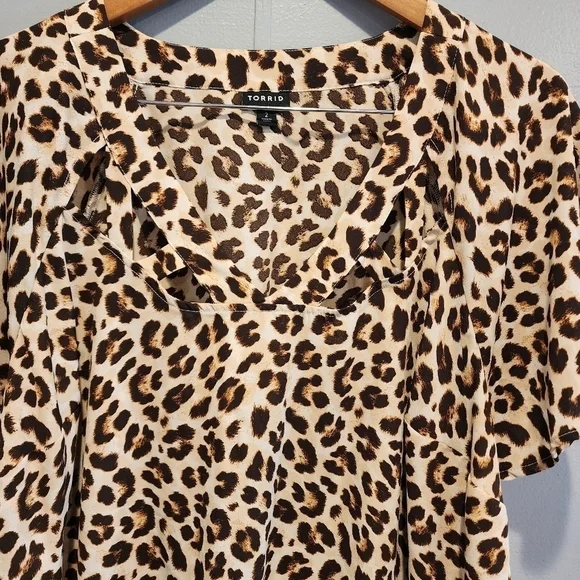 Torrid flutter sleeve animal print top 2 - Picture 3 of 8